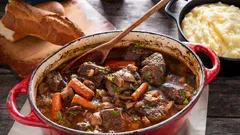Il segreto del boeuf bourguignon perfetto: come preparare una carne che si scioglie in bocca
