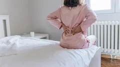 Ti svegli con dolore lombare? Ecco cosa lo causa davvero e come risolverlo facilmente a casa