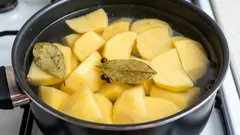 Alloro e patate: un piccolo trucco di grande effetto