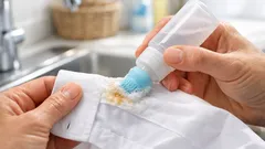 Il trucco del tubetto con spazzolina che salva colletti e polsini in 30 secondi