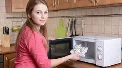 Questi cinque errori dimezzano la durata del tuo microonde