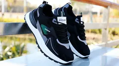 L’odore sgradevole delle scarpe sparirà senza chimica: un semplice trucco dalla cucina