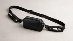 Tracolla con tasche nascoste: l’accessorio furbo che ti salva quando la borsa è sempre piena