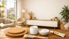 Wall art fai-da-te effetto gesso con sottopentola in sughero: il trucco economico che sembra design