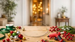 Ghirlanda di Natale fai da te con una gruccia: idea facile, veloce ed economica