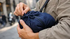 Come piegare una felpa con zip e trasformarla in un sacchetto da spalla in 30 secondi