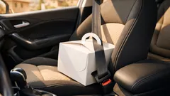 Il trucco della cintura per non rovesciare la scatola dei dolci in auto