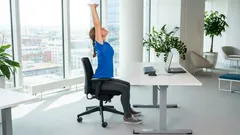 Sorprendente ma funziona: mini routine per la schiena direttamente alla scrivania