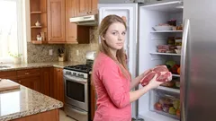 Carne in frigorifero e nel congelatore: tempi, trucchi ed errori da evitare