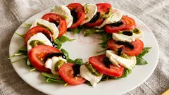 Tre ingredienti e la cena è pronta: ecco perché questa insalata è amatissima in Italia