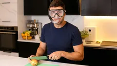 Lacrime quando tagli la cipolla? Il segreto dei cuochi professionisti di cui nessuno parla