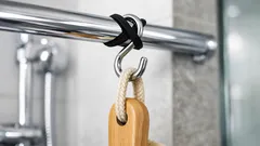 Il trucco dell’elastico per fermare i ganci a S in bagno e dire addio alle cadute