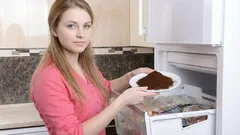 Apri il congelatore e senti un odore di mercato? Ecco un trucco semplice senza prodotti chimici