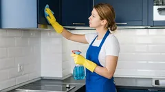 Come togliere il grasso dai pensili della cucina senza rovinare i mobili